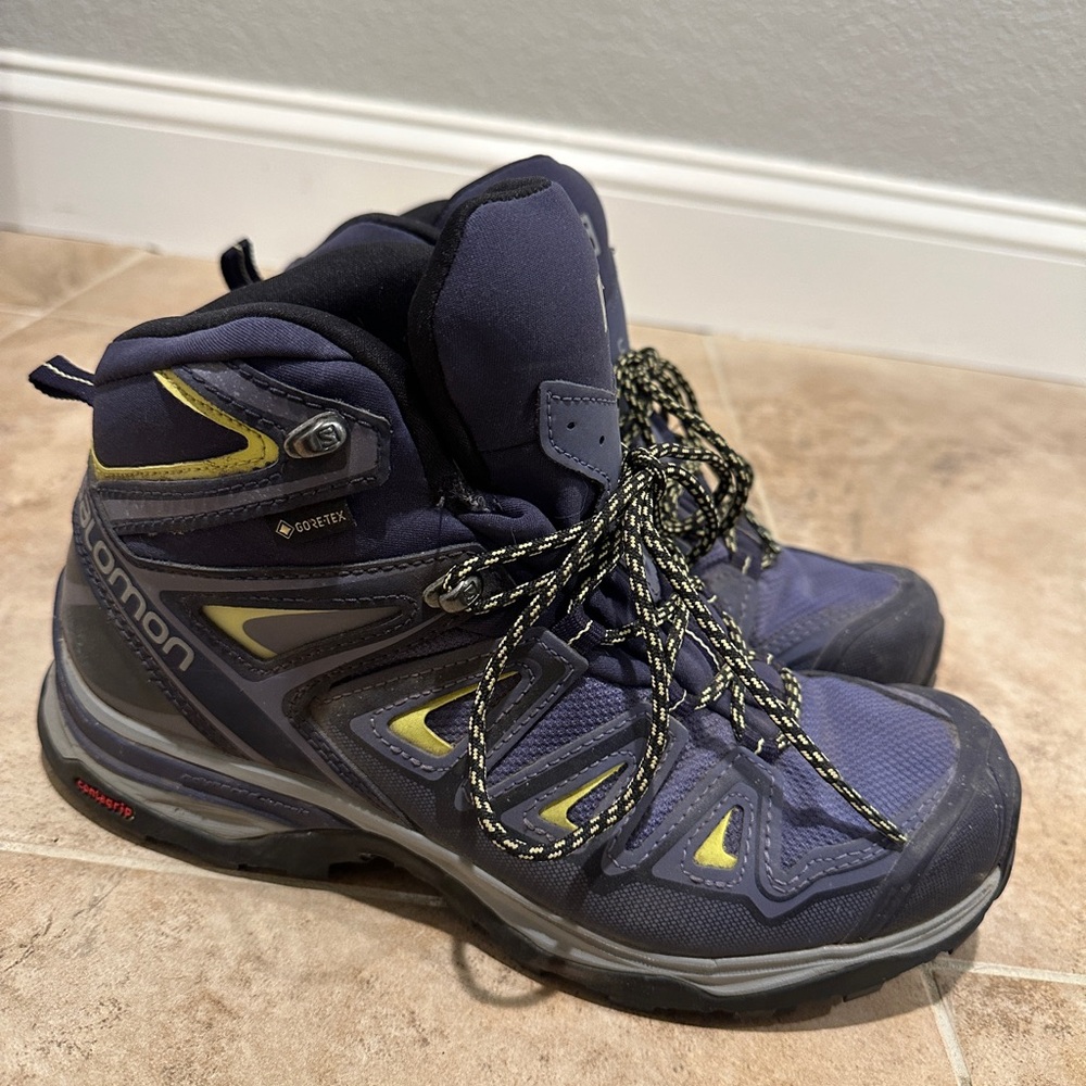 Women’s Salomon X Ultra 3 Mid GTX Hiking Boots - size 8
